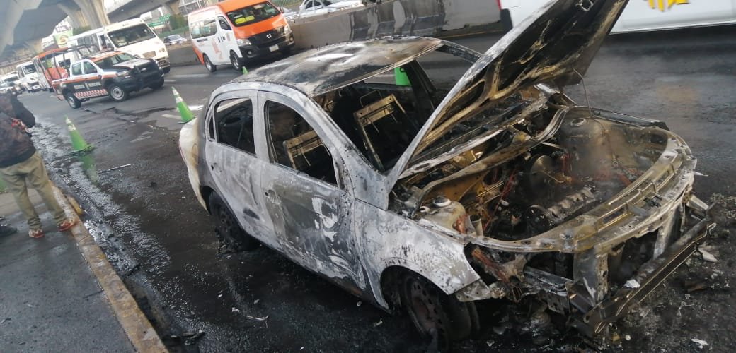 Un automóvil se incendio en Periférico