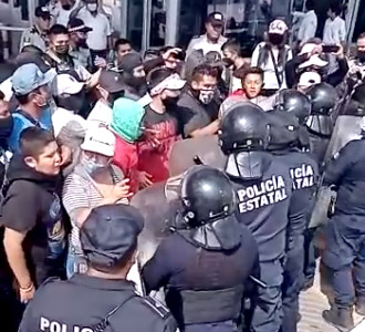 Manifestantes se enfrentan a la policía estatal al intentar tomar la caseta México-Querétaro