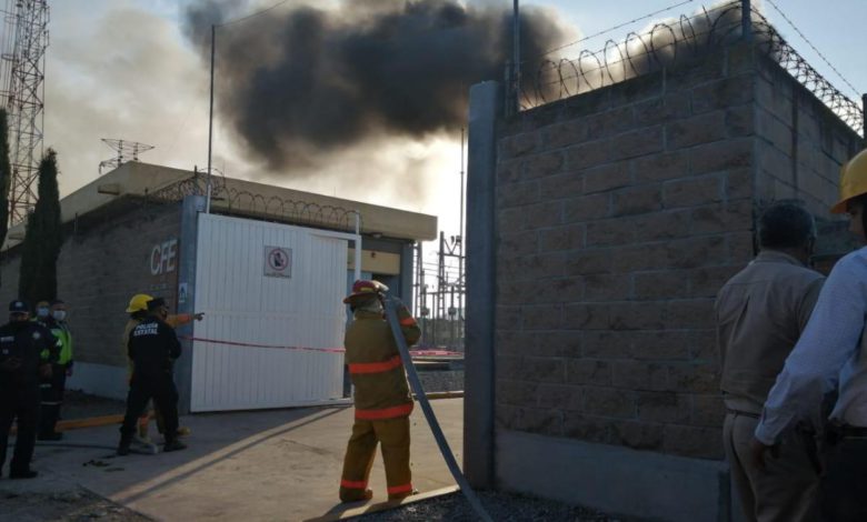 El siniestro se registró en las instalaciones de la Comisión Federal de Electricidad (CFE), al lugar acudieron autoridades de Protección Civil y Bomberos para controlar el fuego.