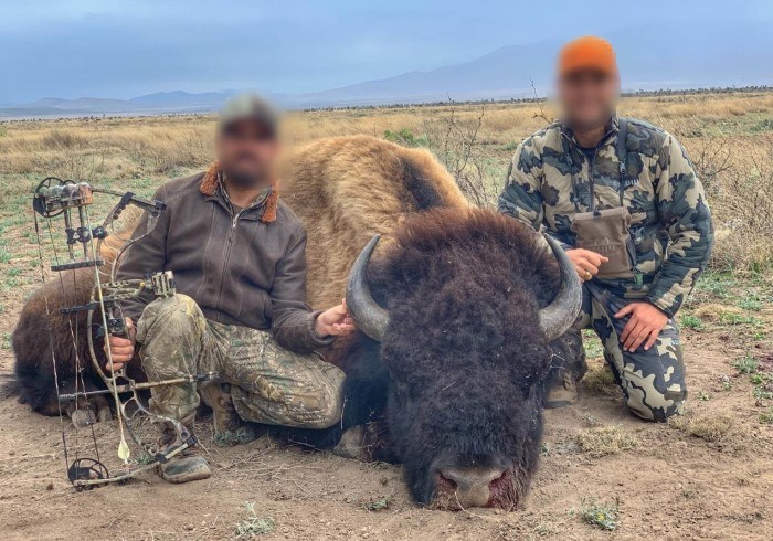 En las imágenes aparecen dos sujetos con el bisonte ya muerto. Foto: Facebook/Rancho Buena Vista.