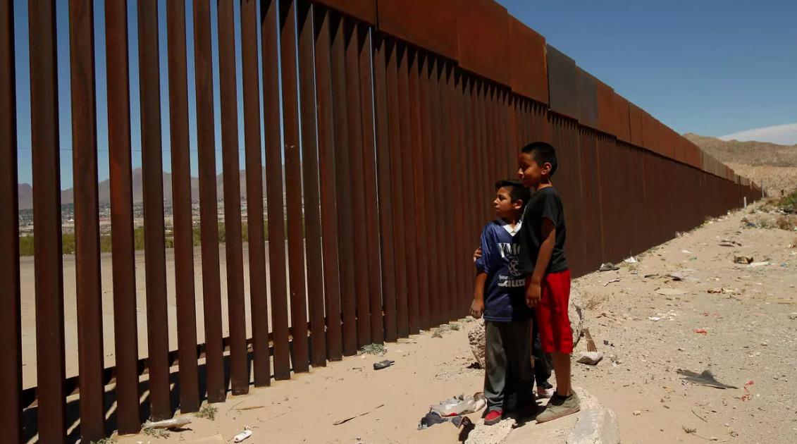 “No se desviarán más dólares de los contribuyentes estadounidenses para construir un muro fronterizo”, dijo Biden