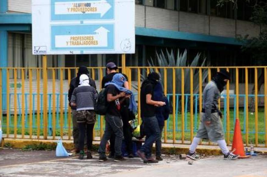 Jóvenes encapuchados permanecen en las instalaciones del CCH Vallejo. Foto Alfredo Domínguez / archivo