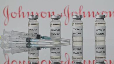 La vacuna contra Covid-19 de la compañía farmacéutica estadunidense Johnson & Johnson, es eficaz, incluso, contra las variantes de Sudáfrica y Brasil, según mostraron nuevos documentos publicados por la Administración de Alimentos y Medicamentos de ese país. Foto Afp / Archivo