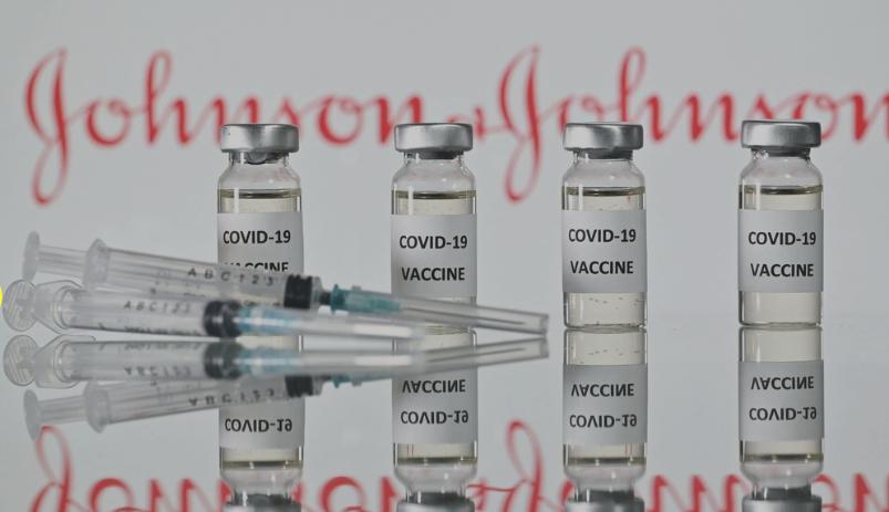 La vacuna contra Covid-19 de la compañía farmacéutica estadunidense Johnson & Johnson, es eficaz, incluso, contra las variantes de Sudáfrica y Brasil, según mostraron nuevos documentos publicados por la Administración de Alimentos y Medicamentos de ese país. Foto Afp / Archivo