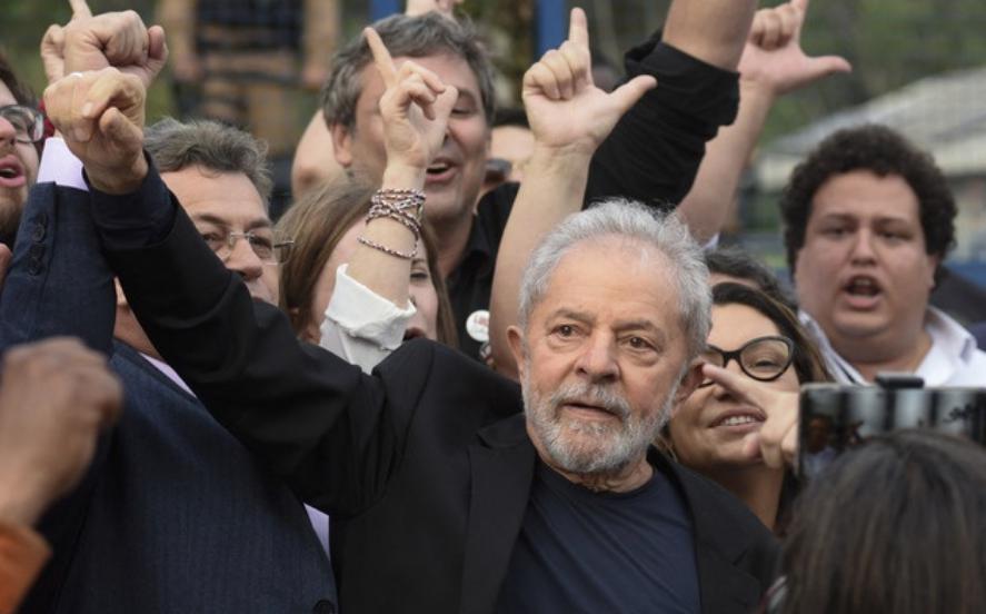 El ex presidente de Brasil, Luiz Inacio Lula da Silva, en Curitiba, en imagen del 8 de noviembre de 2019, a su salida de las oficinas de la Policía Federal. Foto Afp