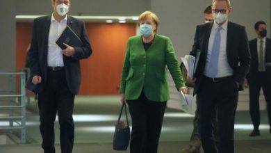 La canciller alemana Angela Merkel, el gobernador de Berlín Michael Muller y el primer ministgro de Bavaria Markus Soder, hoy en Berlín. Foto Pool vía Ap