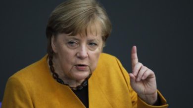 El plan de aumentar las restricciones tenía "las mejores intenciones" en un momento en que los contagios aumentan en el país, señaló la canciller Angela Merkel. Foto Ap