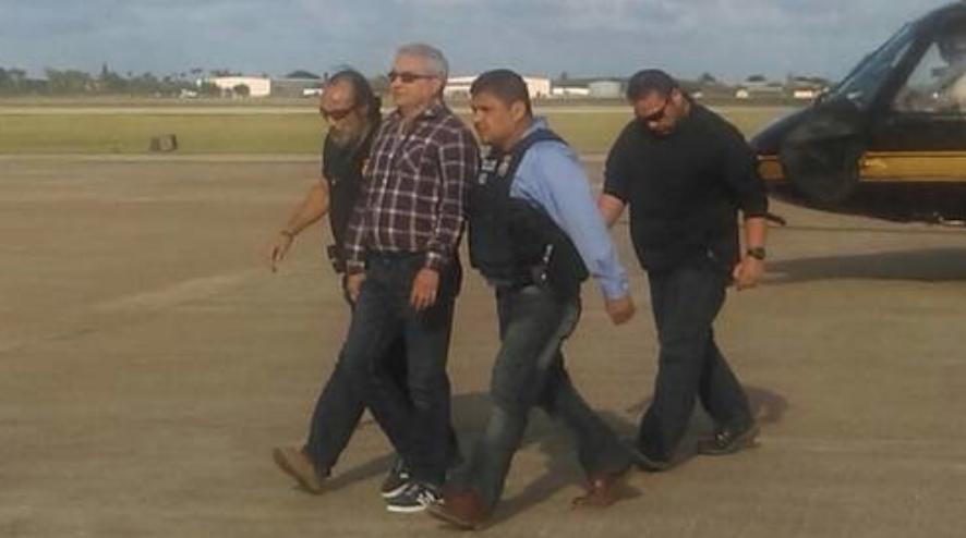 El ex gobernador de Tamaulipas, Tomás Yarrington, es trasladado y escoltado por agentes del Servicio Marshals a Texas, en 2018. Foto La Jornada