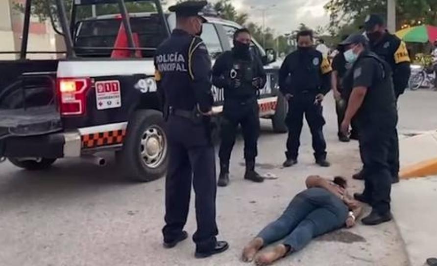Victoria Esperanza fue sometida con fuerza excesiva por policías de Tulum, Quintana Roo. Foto tomada de un video publicado en el Twitter de @jiminflover