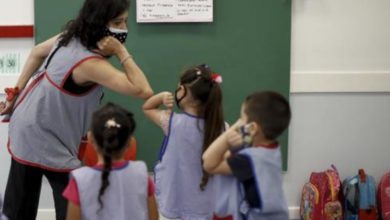 Una maestra, en Buenos Aires, enseña a sus alumnos de cinco años a saludar con un codazo durante el regreso a las aulas en medio de la pandemia. Foto Ap / archivo