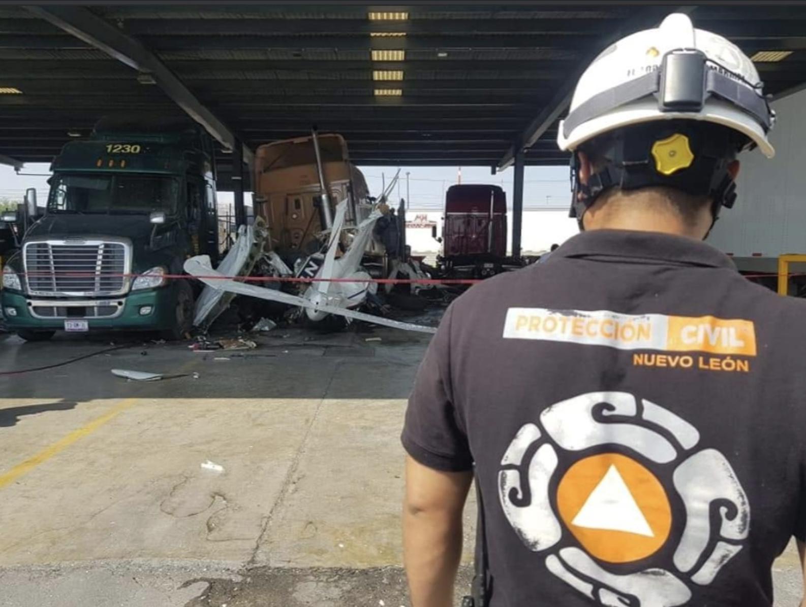 La avioneta quedó al interior de una empresa de trailers en Ciénega de Flores”, informó Protección Civil de Nuevo León en su cuenta de Twitter. Foto tomada de dicha red social @PC_NuevoLeon