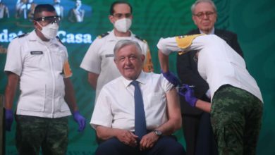 El presidente Andrés Manuel López Obrador recibe la vacuna contra Covid-19 a manos de una oficial del Ejército, durante la conferencia matutina del 20 de abril de 2021. Foto Luis Castillo