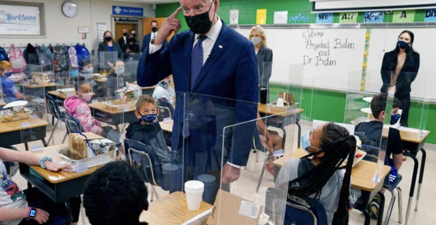 El presidente Joe Biden ha cumplido su objetivo de tener la mayoría de las escuelas primarias y secundarias abiertas para el aprendizaje completo y en persona en sus primeros 100 días de gobierno / Foto: AP
