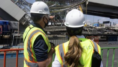 Personal de la empresa JS Held evalúa el colapso ocurrido entre las estaciones Olivo y Tezonco de la Línea 12 del Metro. Foto LA JORNADA/Pablo Ramos