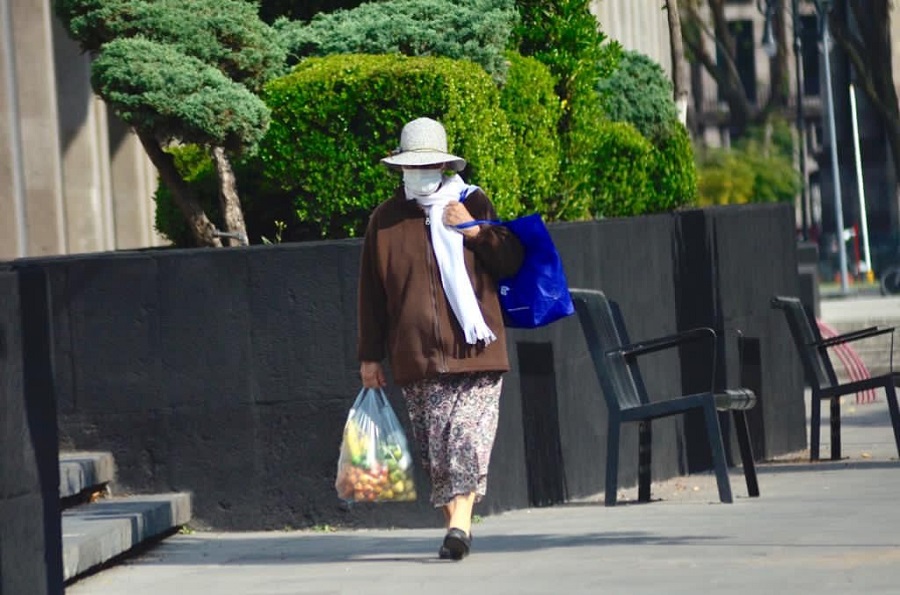 Mujer de la tercera edad caminando en la ciudad