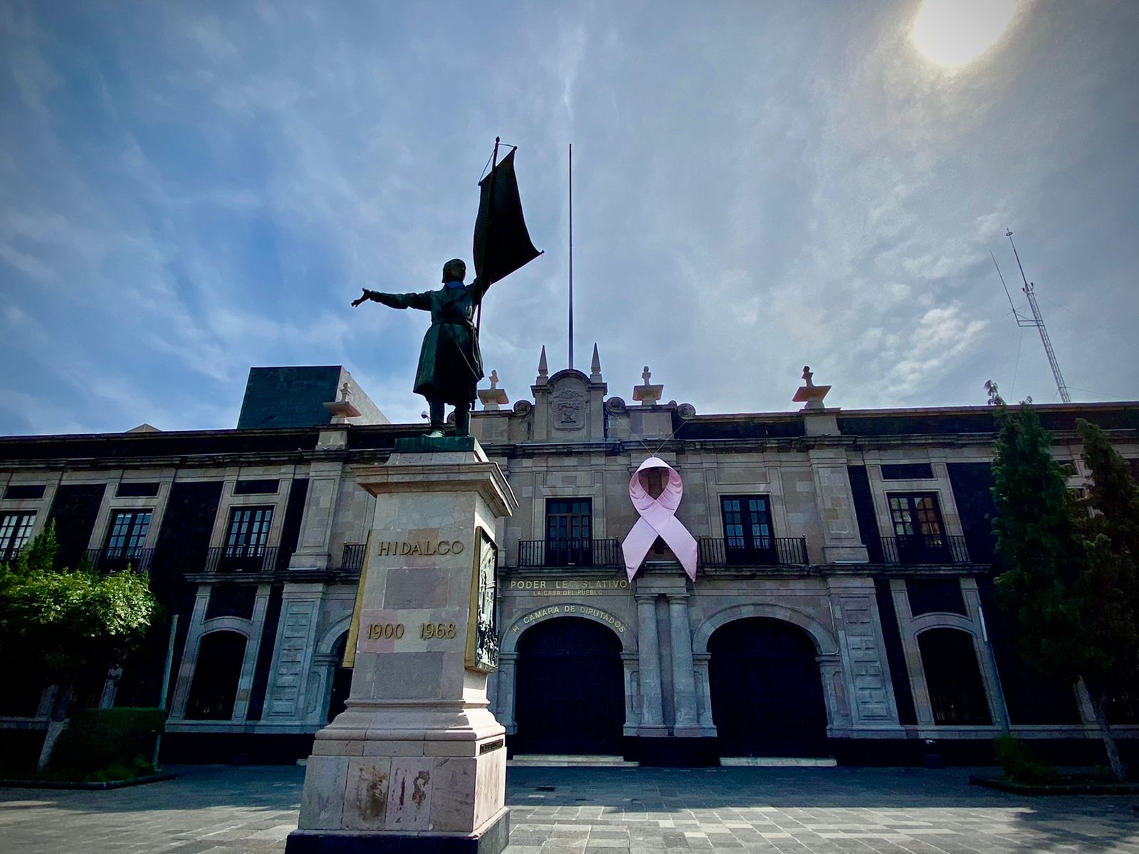 Estatua de Miguel Hidalgo frente a la fachada de la Cámara de Diputados