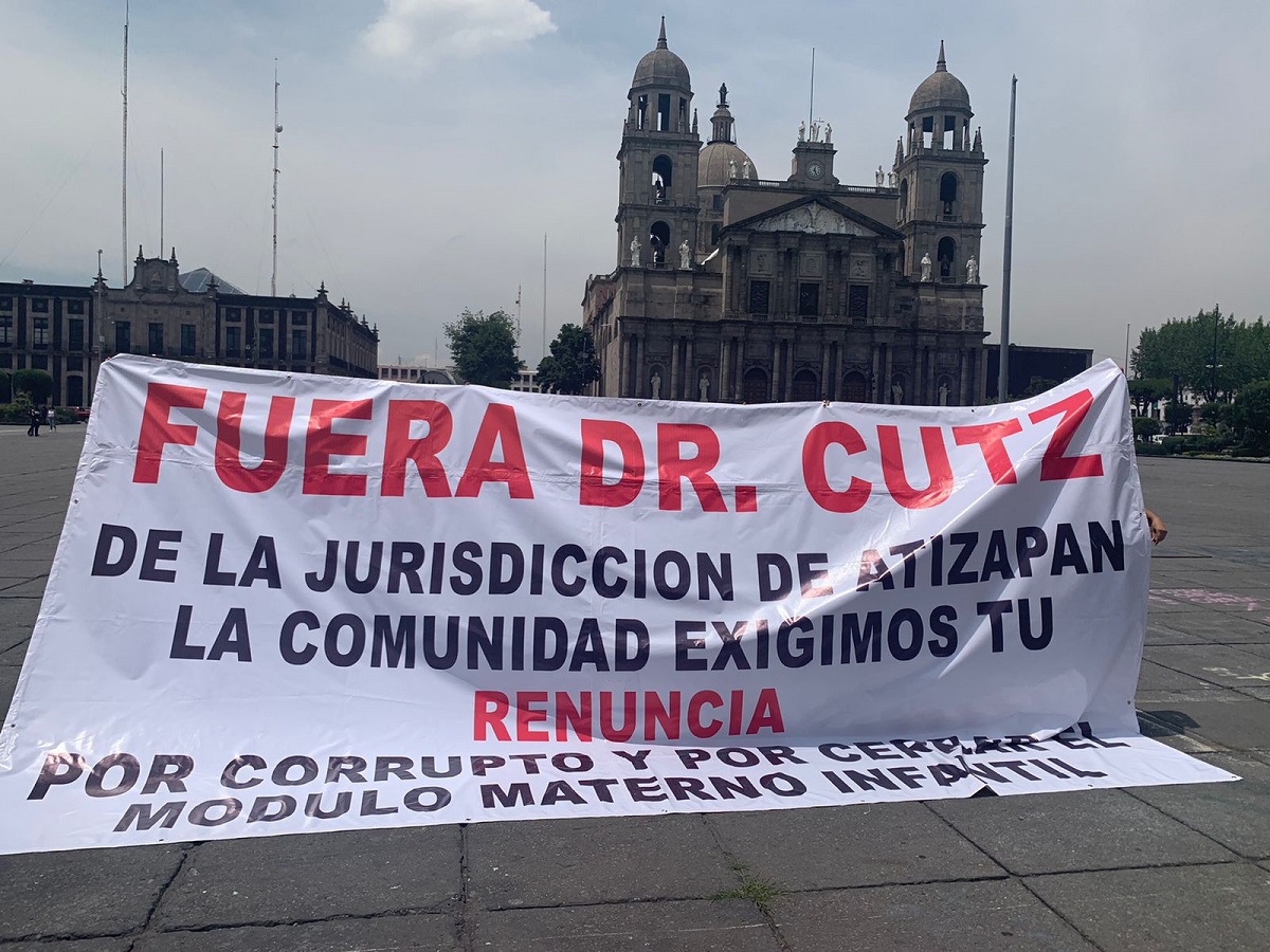 Manifestantes frente a Palacio de Gobierno en el municipio de Toluca