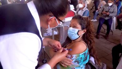 Enfermera aplica vacuna a ciudadana