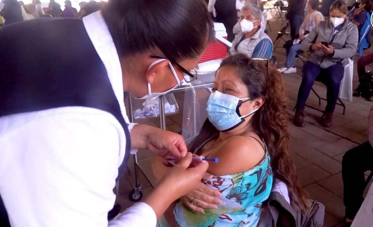 Enfermera aplica vacuna a ciudadana