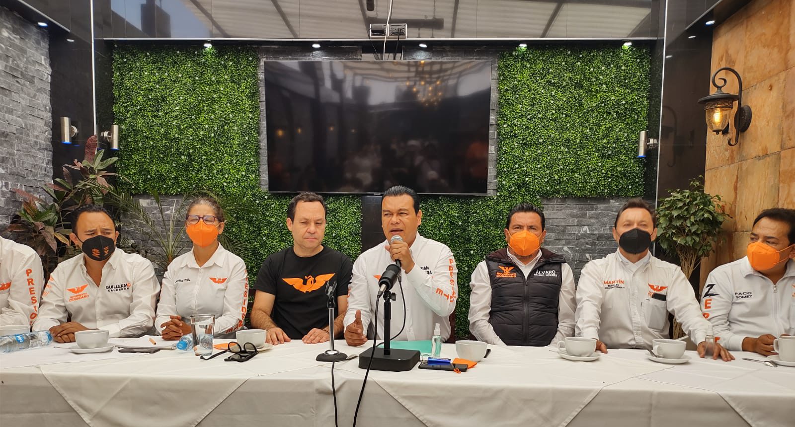 El candidato a la presidencia municipal, Juan Zepeda, acompañado por integrantes de su partido