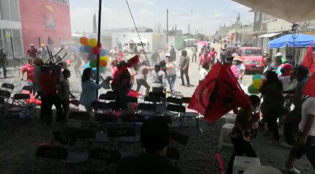 personas atacando a mujeres, niños y militantes del PRI en evento proselitista en Ecatepec