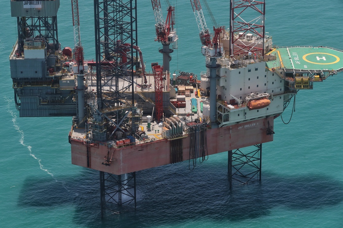 Plataformas petroleras en la sonda de Campeche. Foto Marco Peláez / Archivo