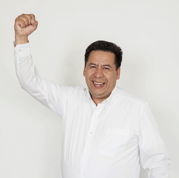Jaime Heredia, candidato de Morena, con brazo levantado