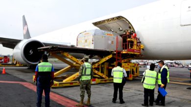 Aterrizaje del avión que transporta las vacunas Pfizer llegadas a México