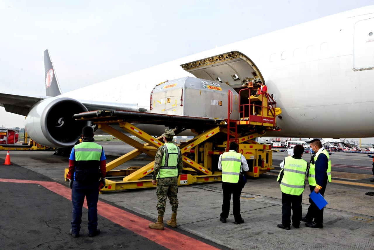 Aterrizaje del avión que transporta las vacunas Pfizer llegadas a México
