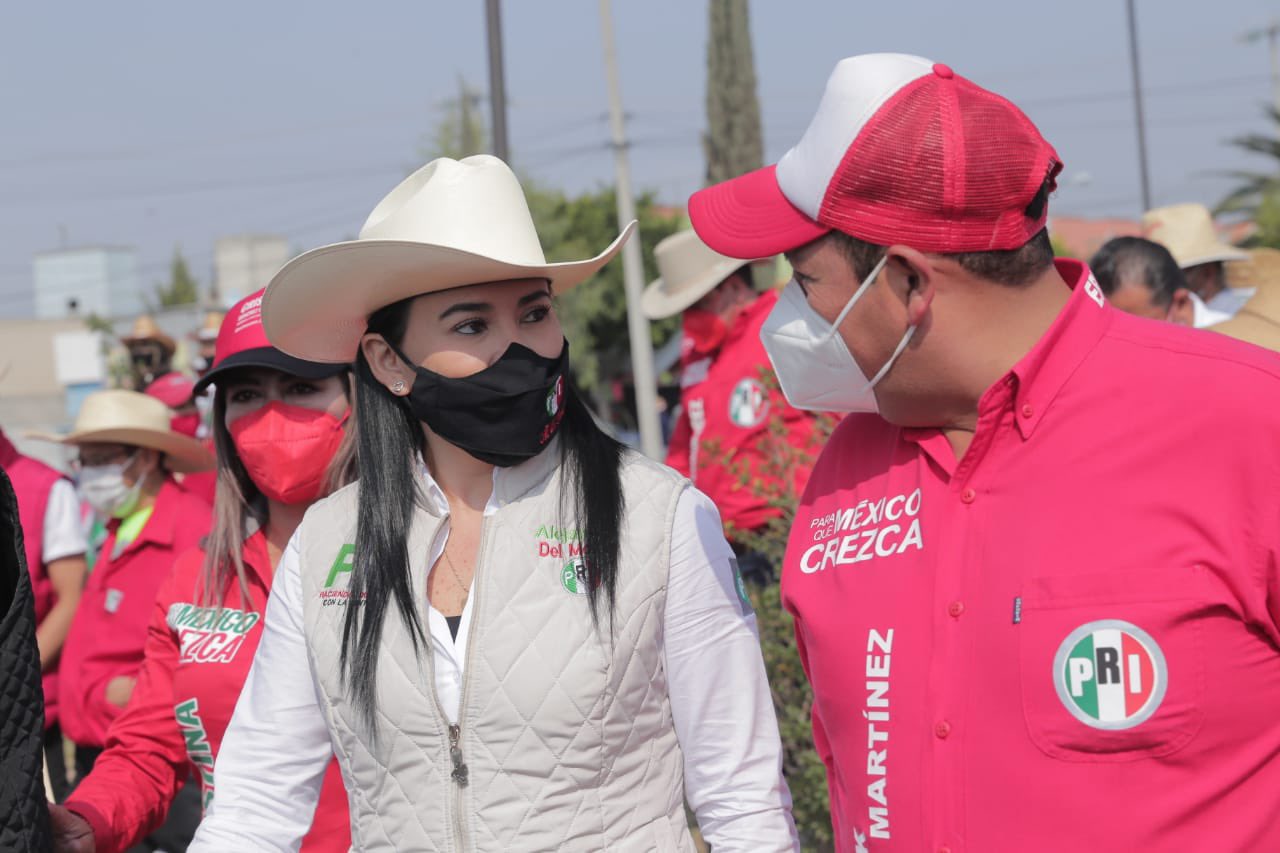 Alejandra del Moral, dirigente estatal de PRI, en gira de trabajo en Ecatepec, acompañada por un compañero priista