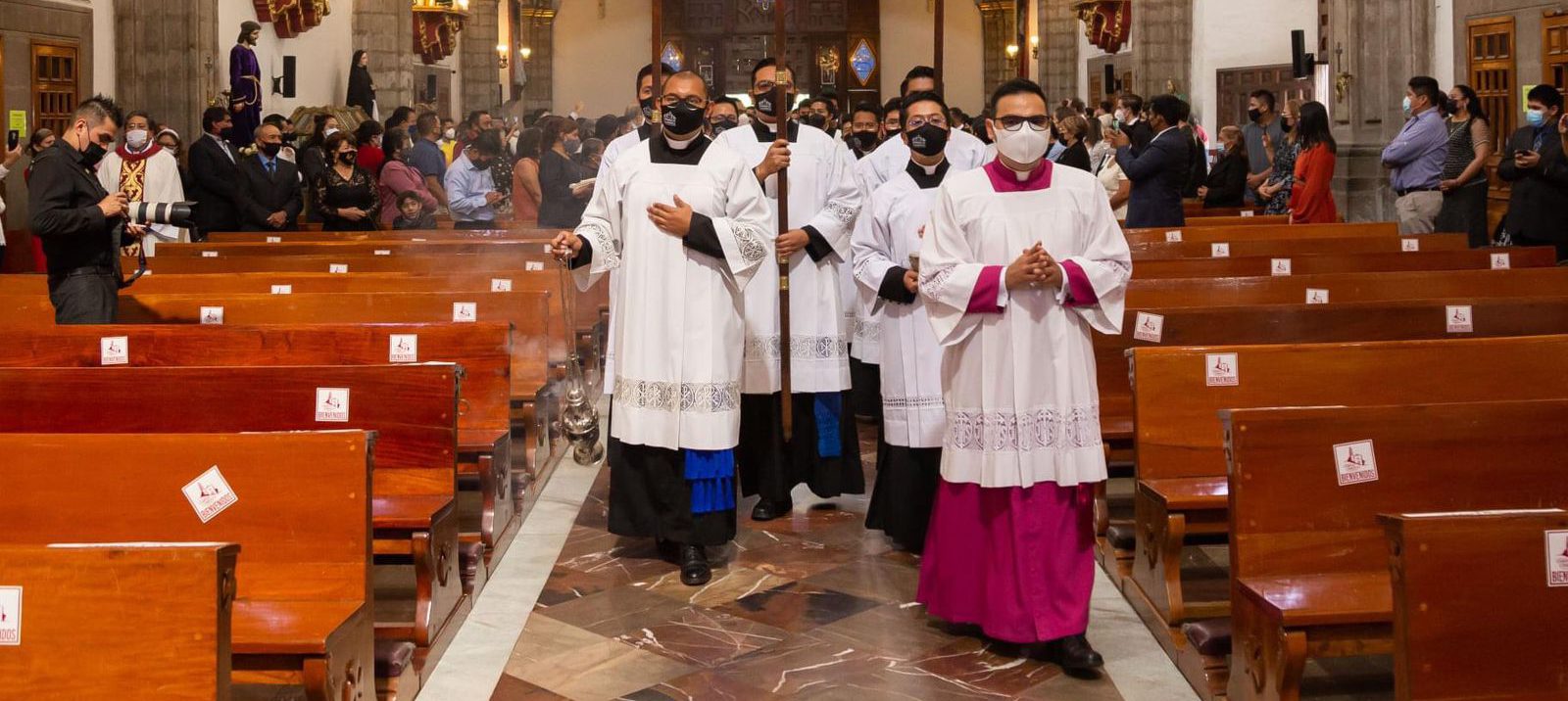 Sacerdotes y personal clérigo iniciando misa