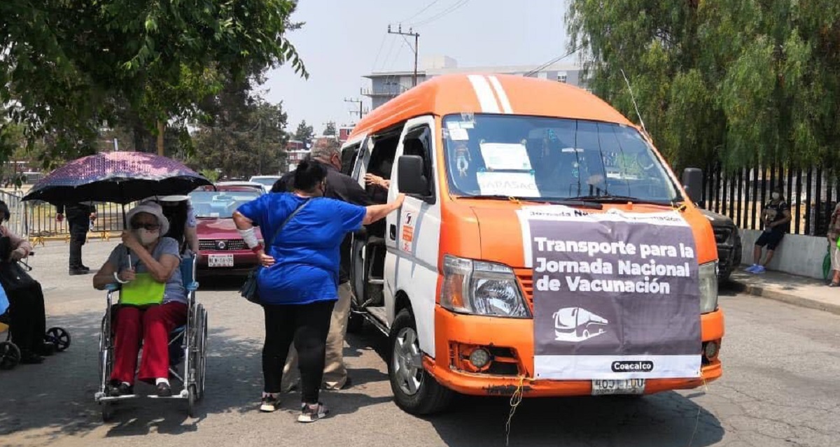 Usuarias del transporte público en Coacalco en dirección a los módulos de vacunación