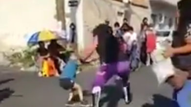 luchador jalando a menor de 5 años en la Ciudad de México