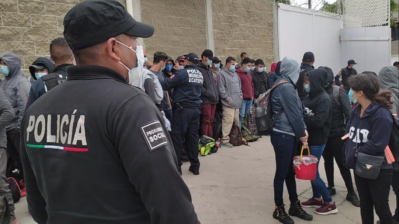 Localizan a 74 migrantes hacinados en dos casas de Ecatepec; hay tres detenidos