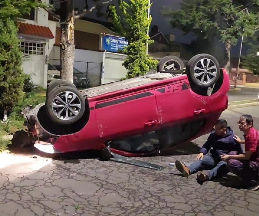 Automóvil rojo volcado en el municipiod e Metepec