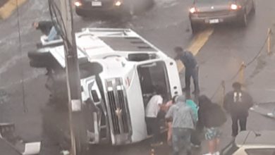 Microbús volcada en avenida de Atizapánd e Zaragoza