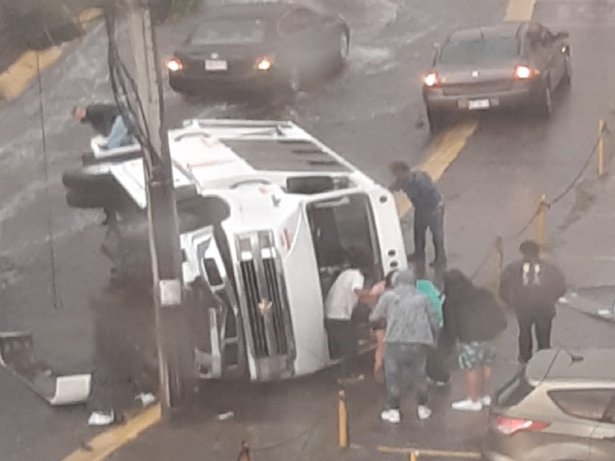 Microbús volcada en avenida de Atizapánd e Zaragoza