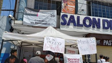 Manifestantes de Morena a las afuerass del IEEM en Coacalco