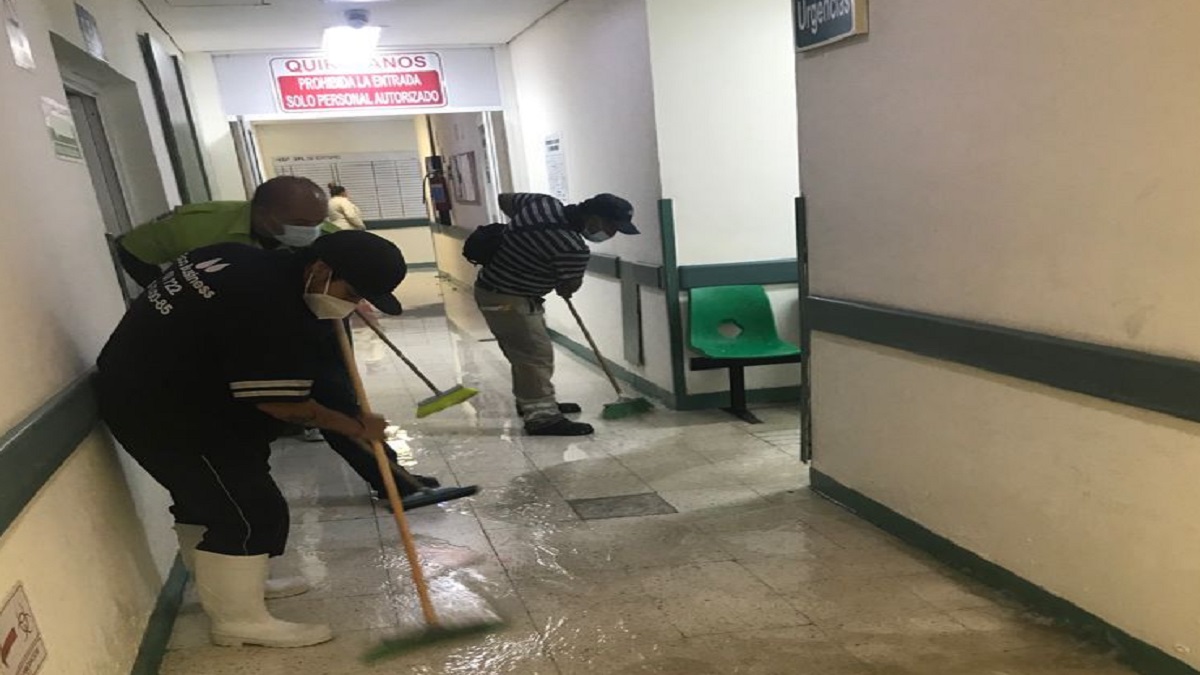 Personal del Hospital regional realizando labores de limpieza