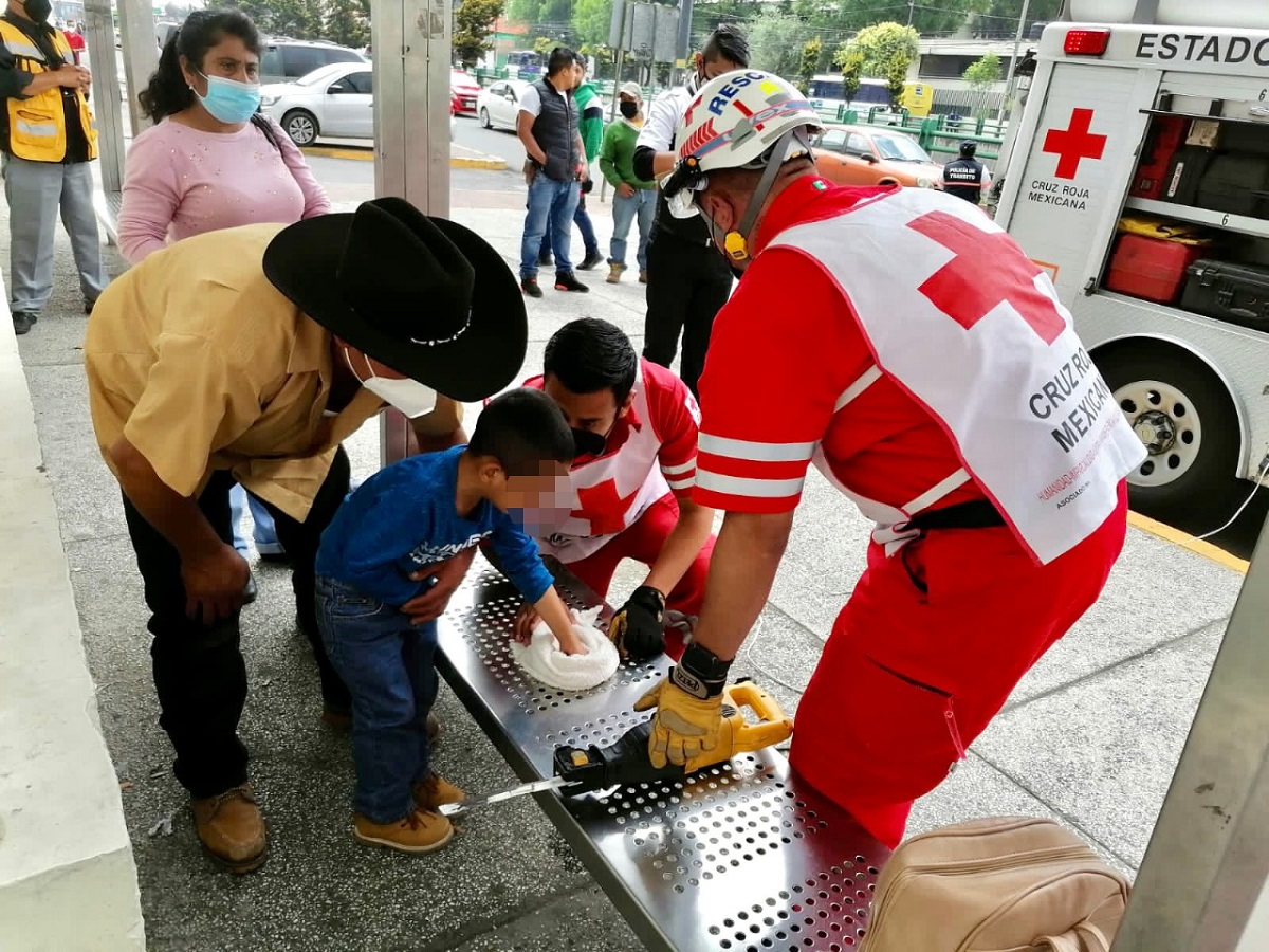 Personal de la Cruz Roja en trabajos de rescate