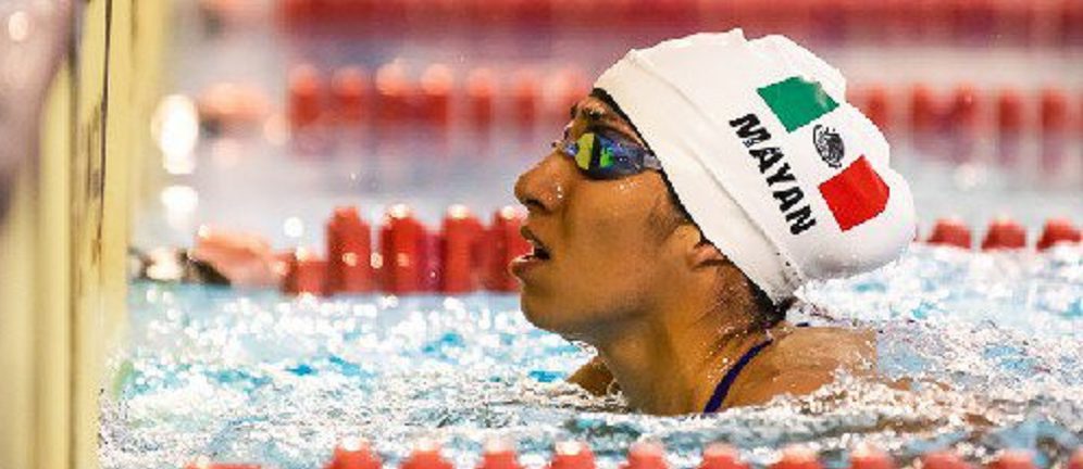 La mexiquense Mayan Oliver en competencia de nado