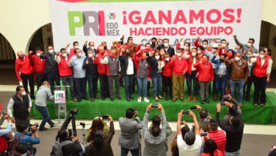 Integrantes del PRI celebrando el triunfo electoral