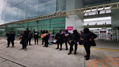 Grupo de feministas manifestándose frente a las instalaciones del IEEM