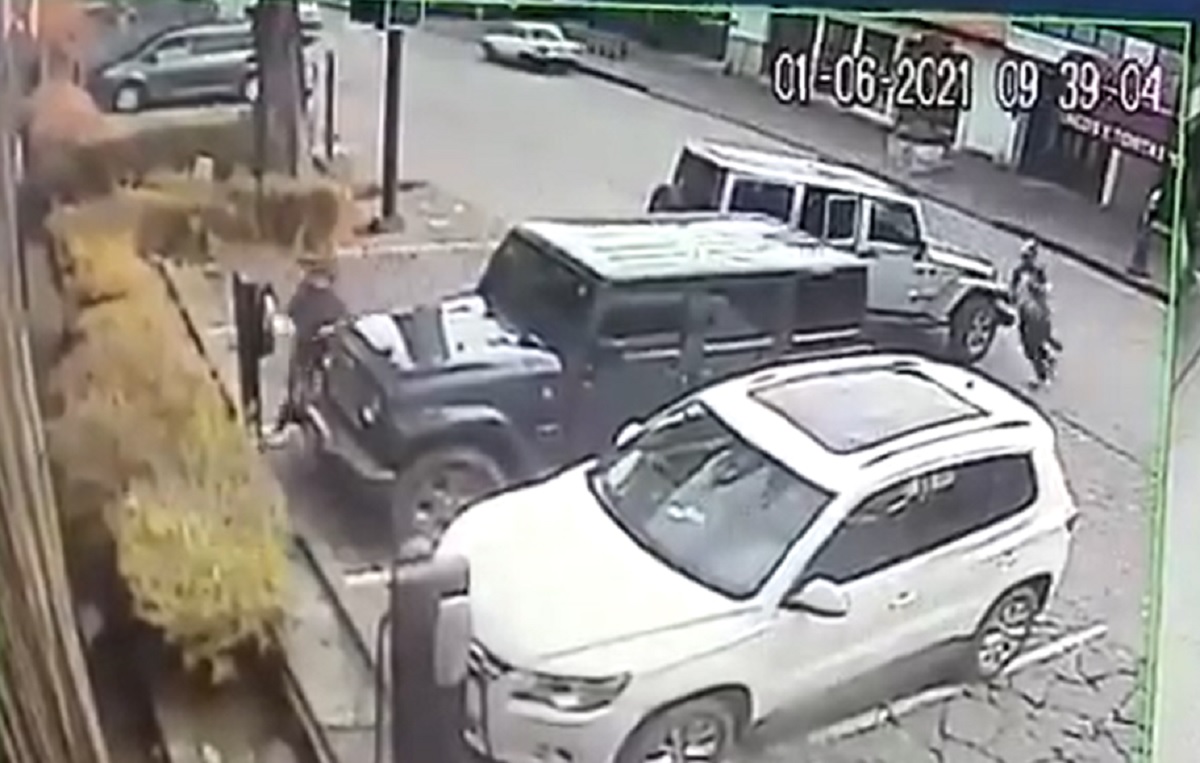 La camioneta tipo Jeep estacionándose de reversa mientras se acercan los presuntos maleantes
