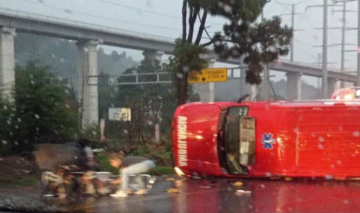 La ambulancia volcada en la carretera México-Toluca