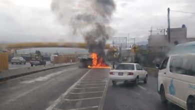 Camioneta se incendia en la México-Puebla