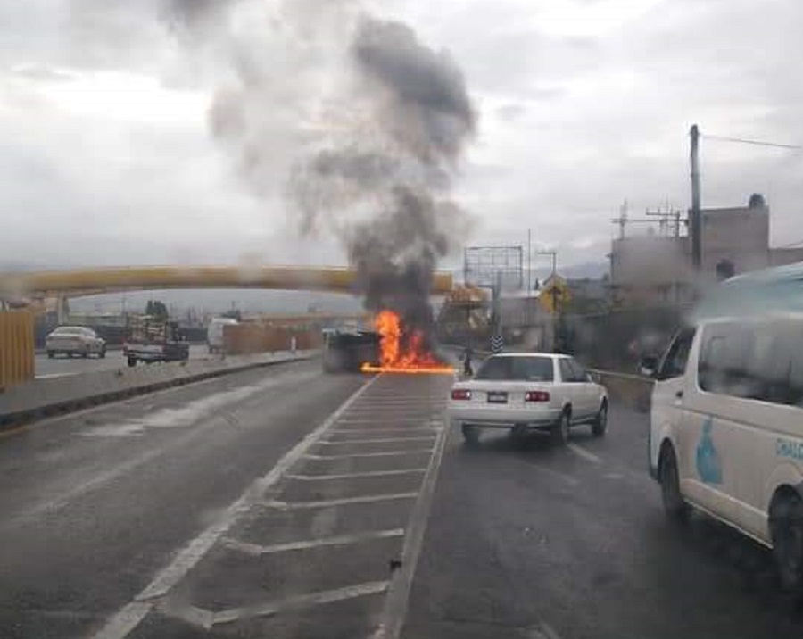 Camioneta se incendia en la México-Puebla
