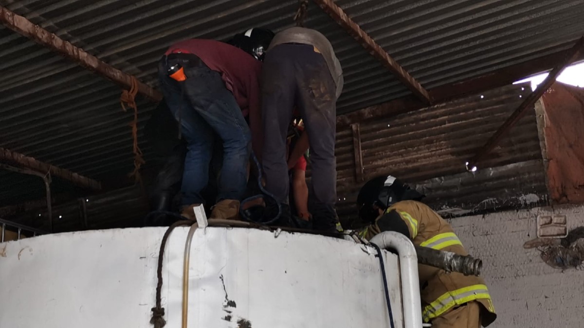 rescatan a trabajador en Texcoco