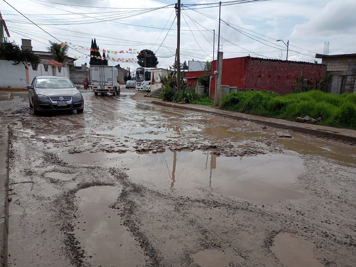 Calles con baches en la capital mexiquense