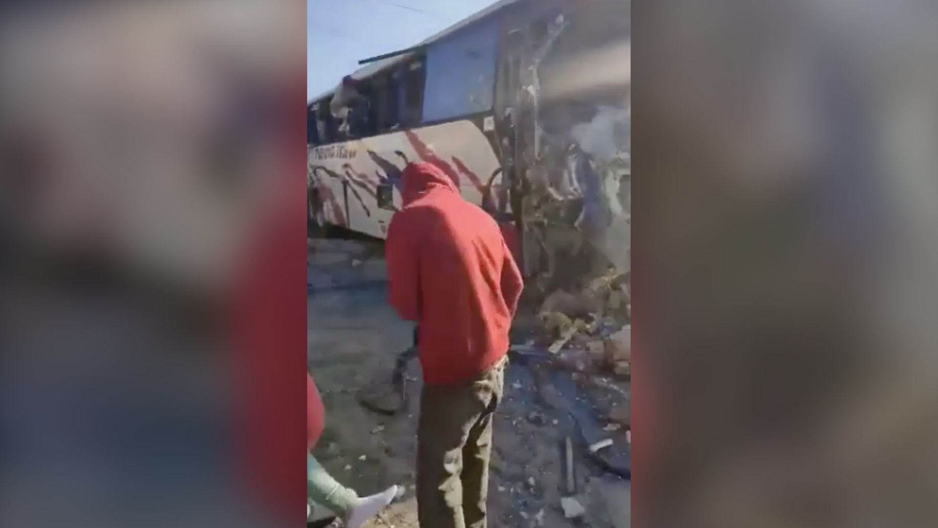 VIDEO Impacta autobús contra vivienda en carretera Joquicingo-Malinalco